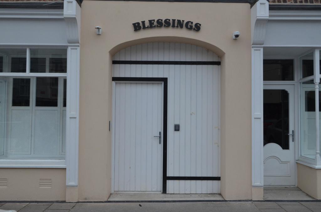 Blessings Studio Apartments Cootehill Ngoại thất bức ảnh